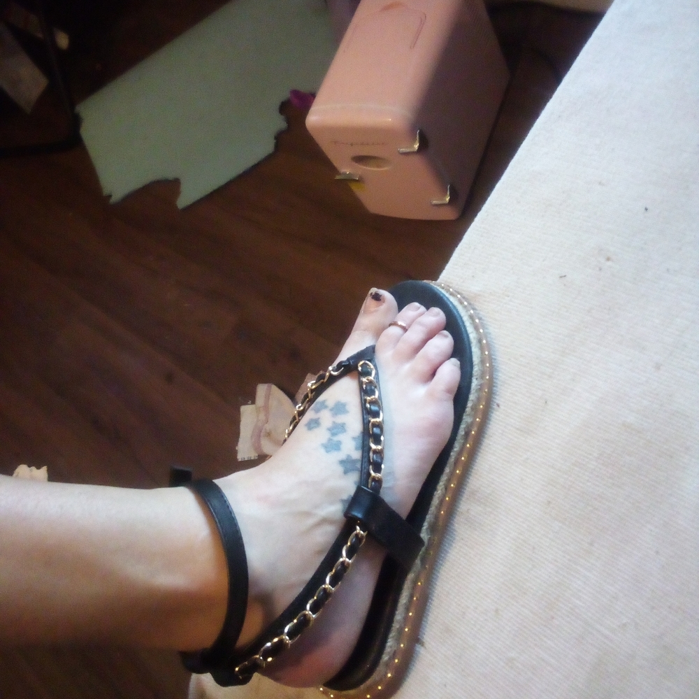Sandles - Picture 2 of 2